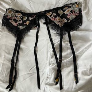 NWT Victoria’s Secret Embroidered Lace Garter Belt